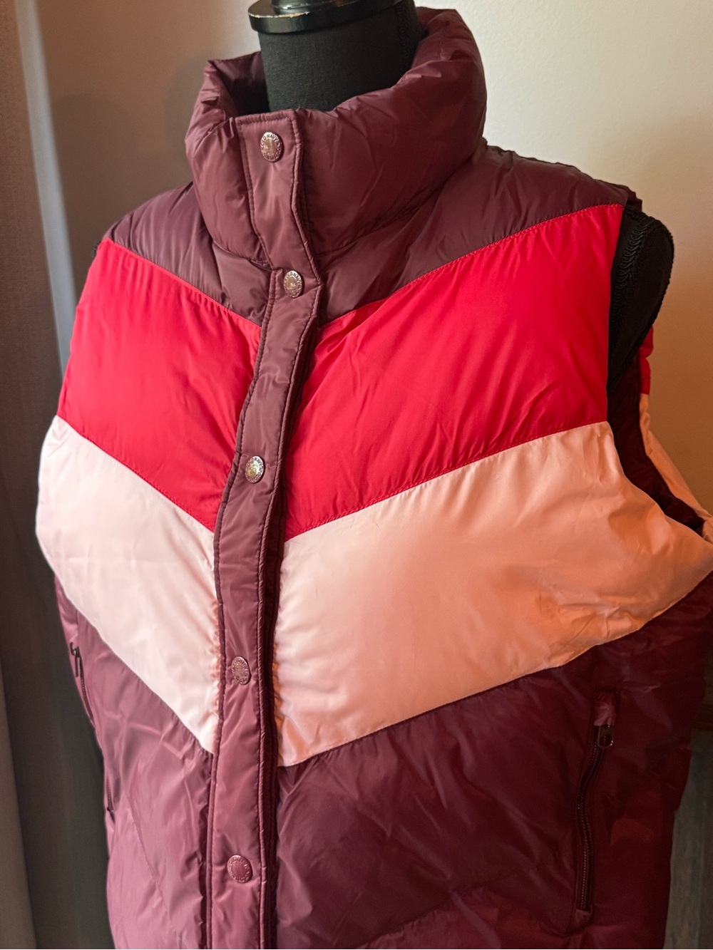 Old Navy Colorblock Puffer Vest in Maroon & Pink medium NWT - Picture 2 of 8